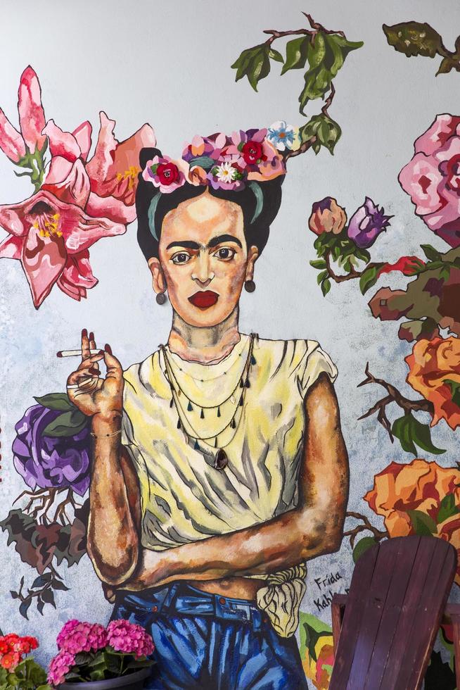 Tiflis, Georgien, 2019 - Frida Kahlo Porträt an der Wand des Check Point Hotels in Tiflis, Georgien. Das Porträt des berühmten mexikanischen Künstlers wurde 2016 von Tako Tsulaia angefertigt. foto