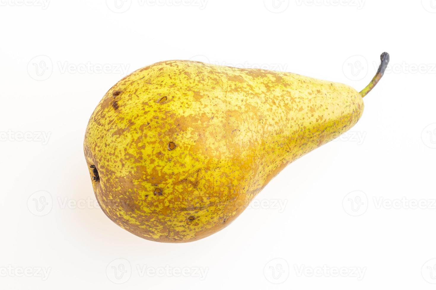 frische Birnen, eine gelbe Frucht isoliert auf weißem Hintergrund foto