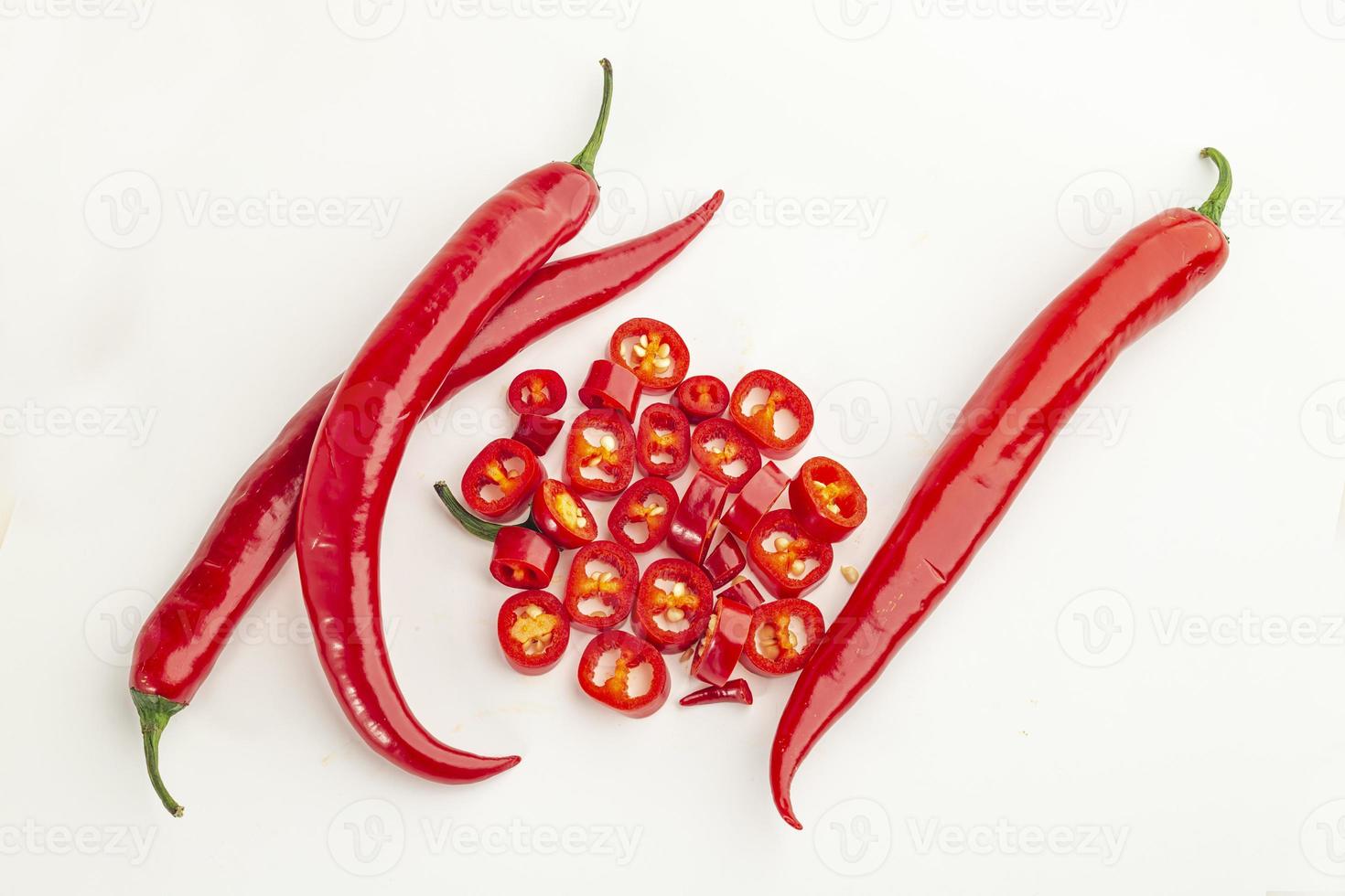 roter heißer Chilipfeffer lokalisiert auf einem weißen Hintergrund foto