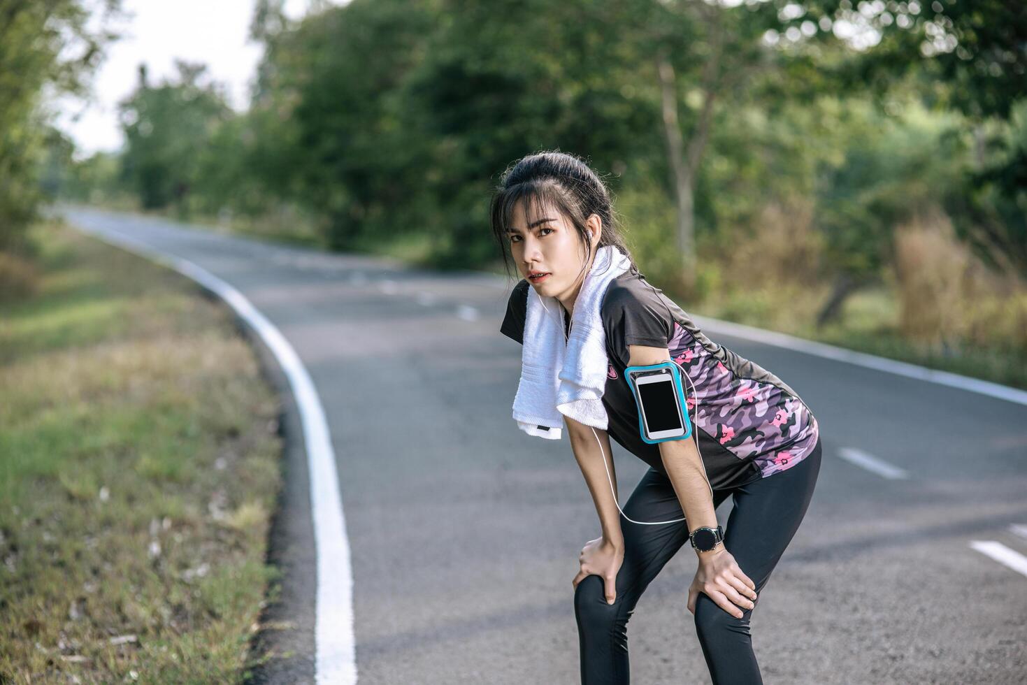 Stehende Frau entspannen sich nach dem Training. foto