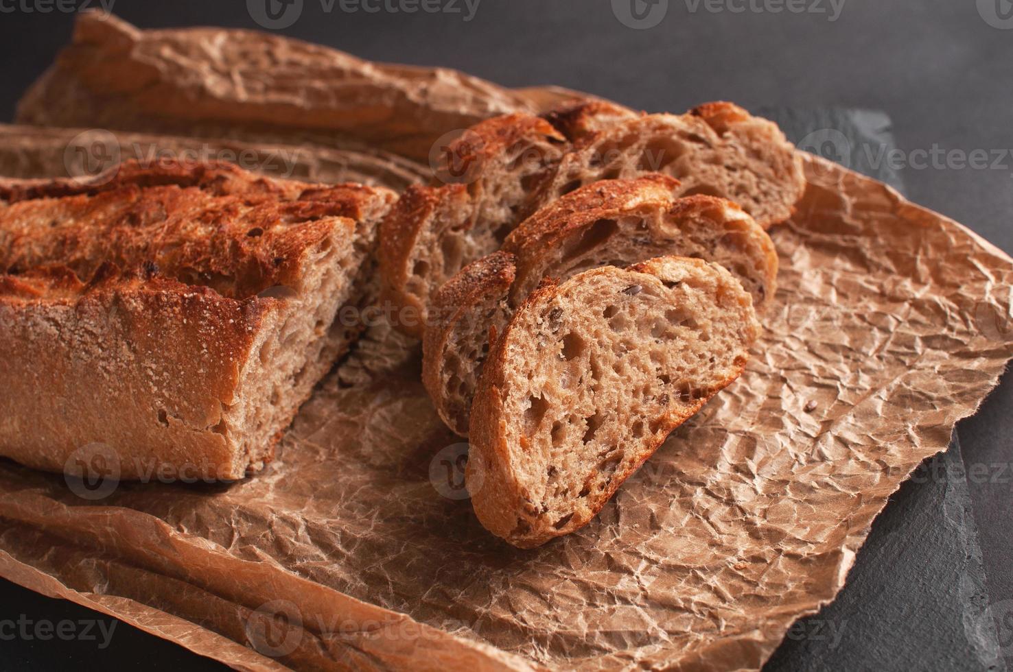 Baguette aus Buchweizenmehl ohne Hefe auf schwarzem Hintergrund foto