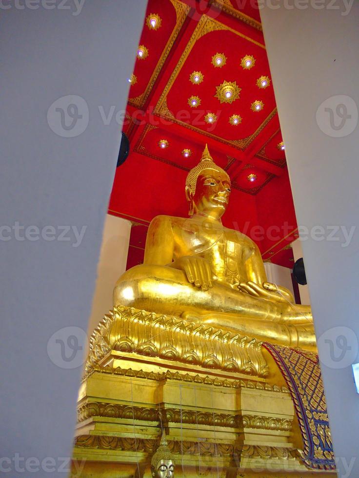 wihan phra mongkhon bophit in ayutthaya, das innen gut restauriert wurde, befindet sich eine statue eines großen präsidenten buddha. Name phra mongkhon bophit. foto