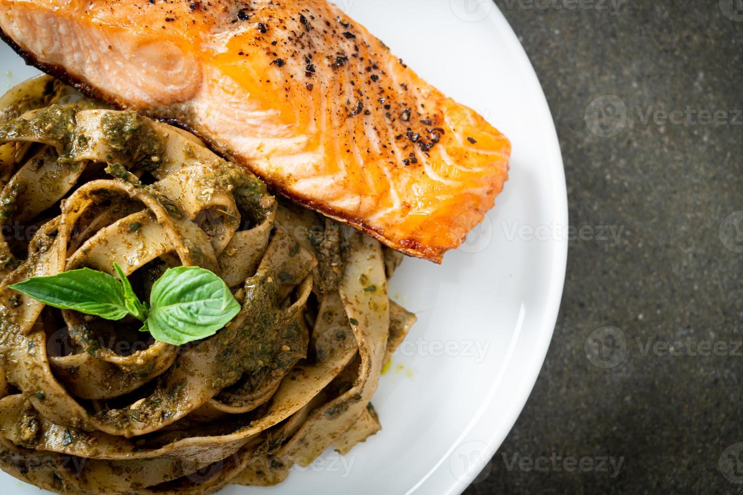 Pesto Fettuccine Spaghetti Pasta mit gegrilltem Lachsfilet foto