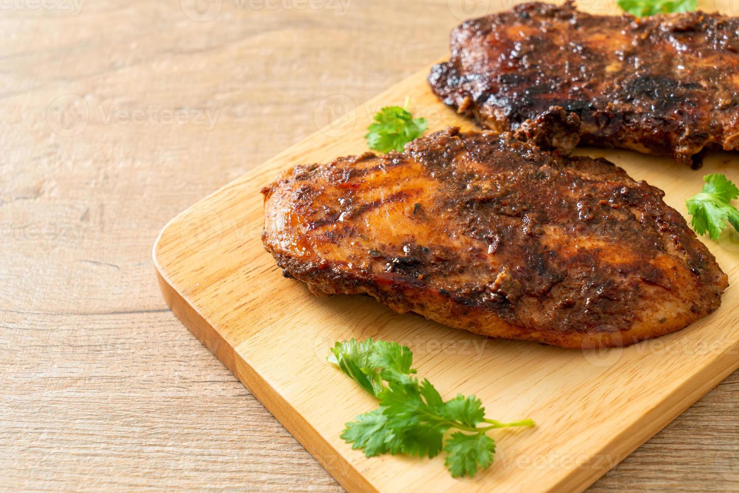 würzig gegrilltes jamaikanisches Jerk Chicken foto