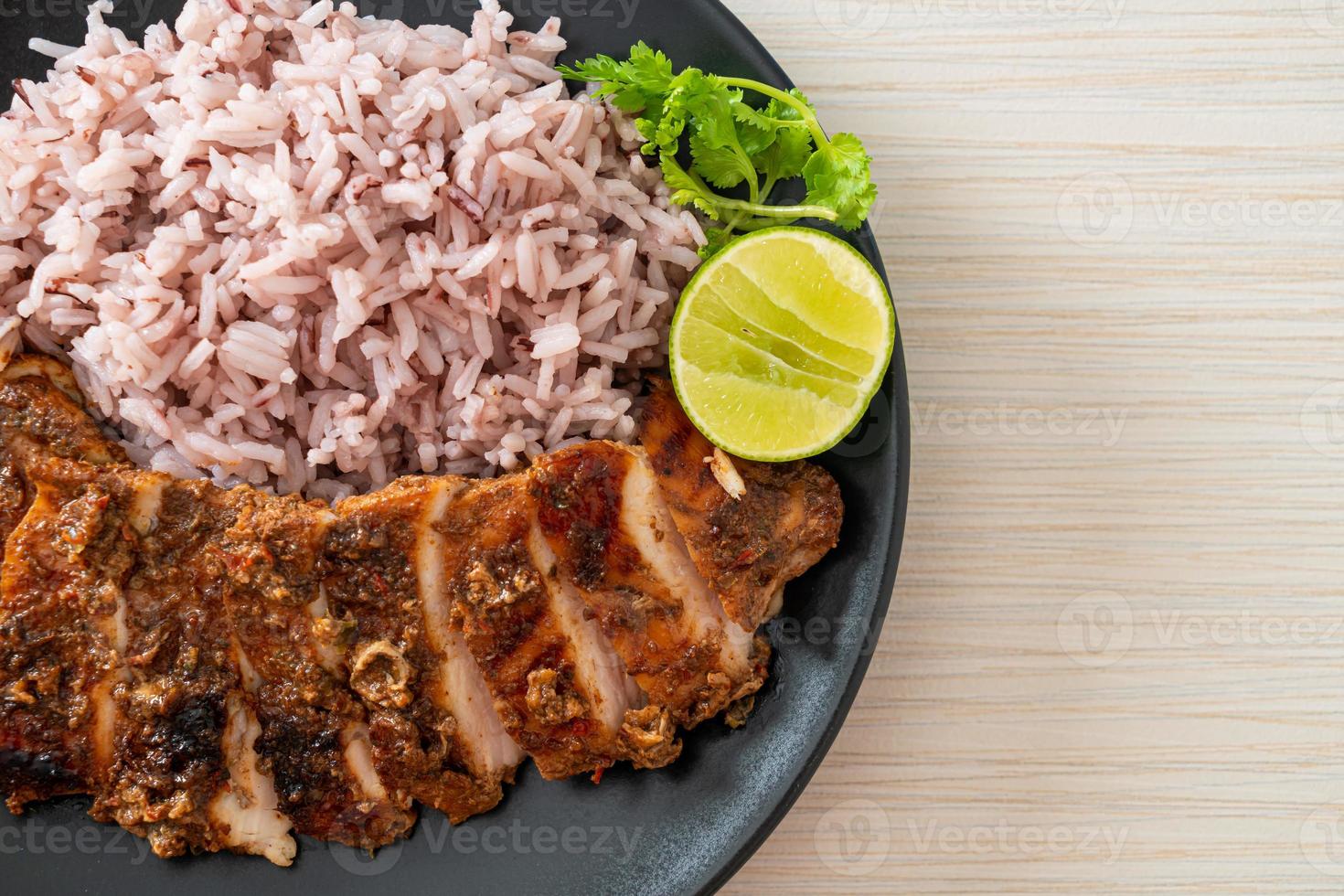 würzig gegrilltes jamaikanisches Jerk Chicken mit Reis foto