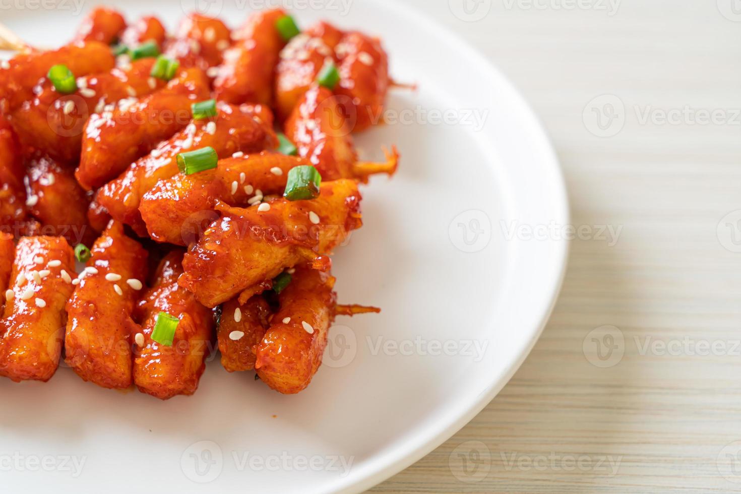 frittierter koreanischer Reiskuchen oder Tteokbokki am Spieß mit scharfer Sauce foto