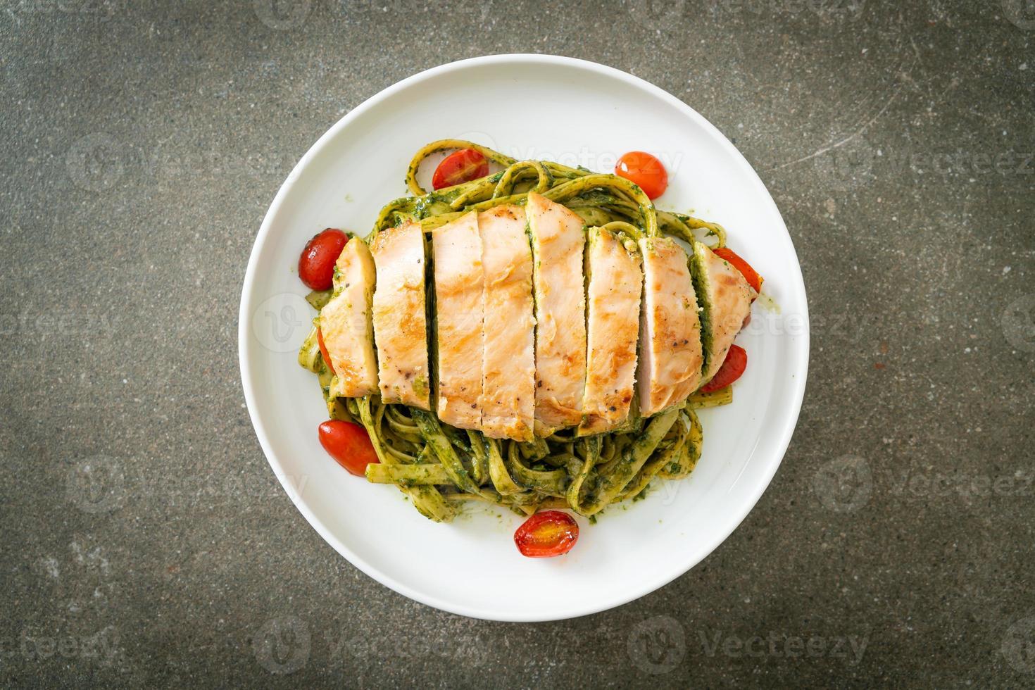 Fettuccine Spaghetti Pasta in Pestosauce mit gegrilltem Hähnchen foto