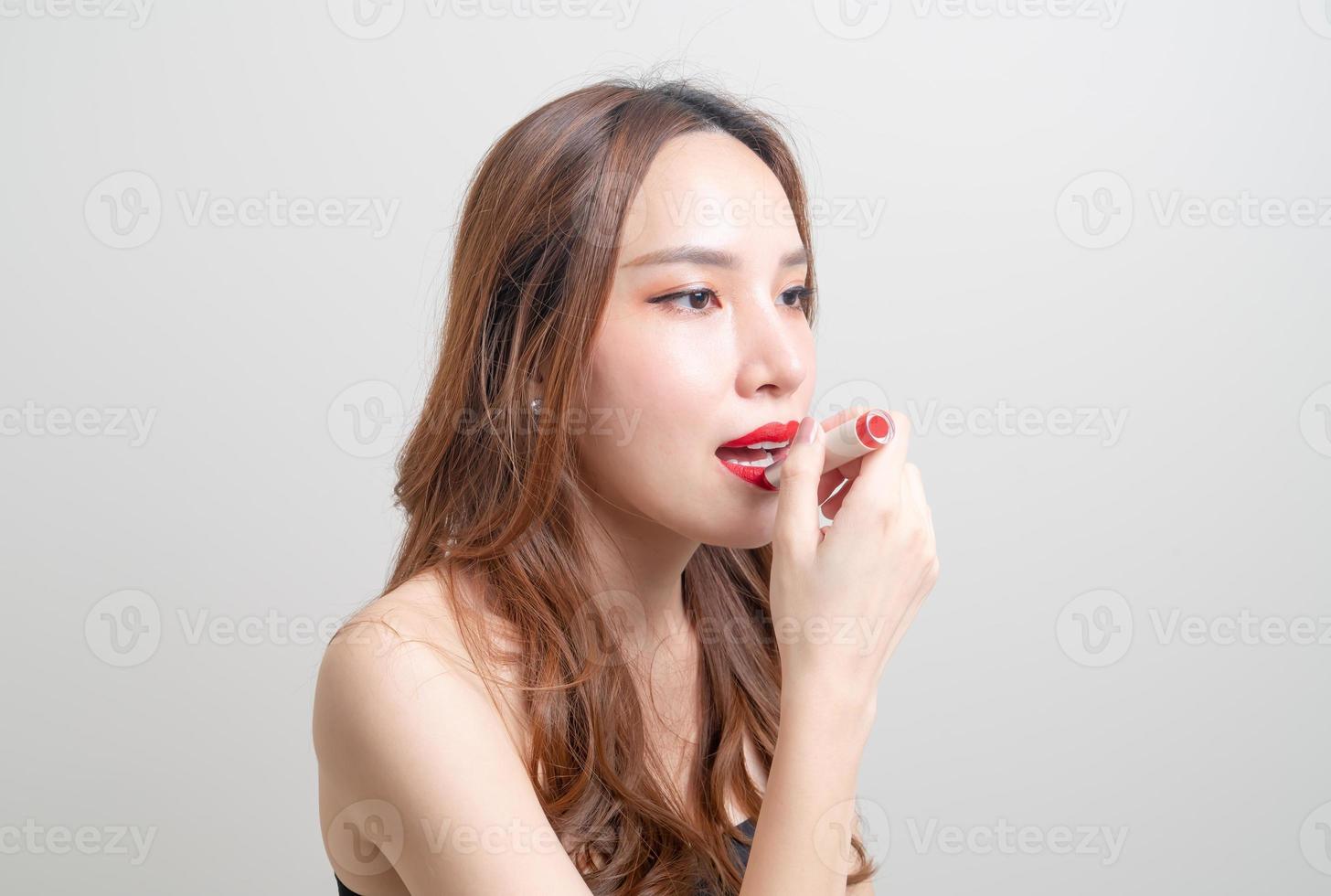 Porträt schöne Frau Make-up und mit rotem Lippenstift foto