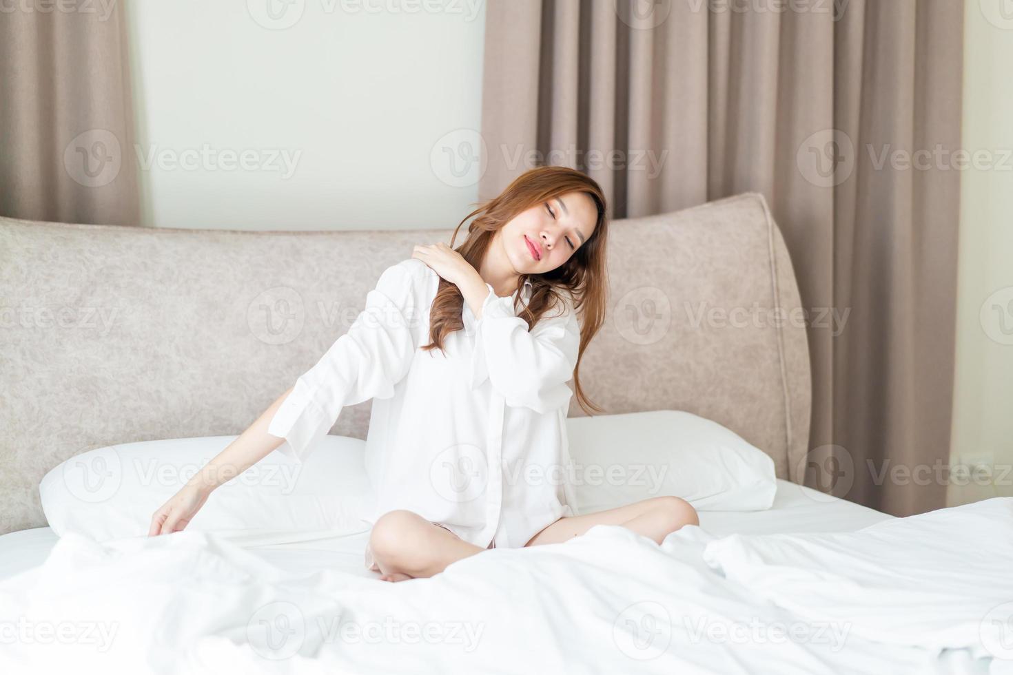 Portrait schöne Frau wacht auf dem Bett auf foto