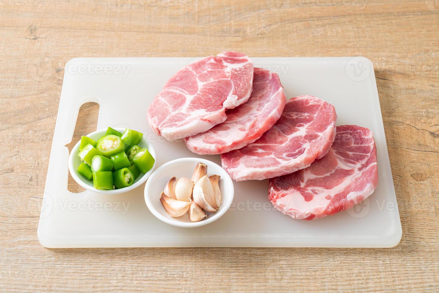 frischer Schweinenacken roh oder Kragenschwein foto