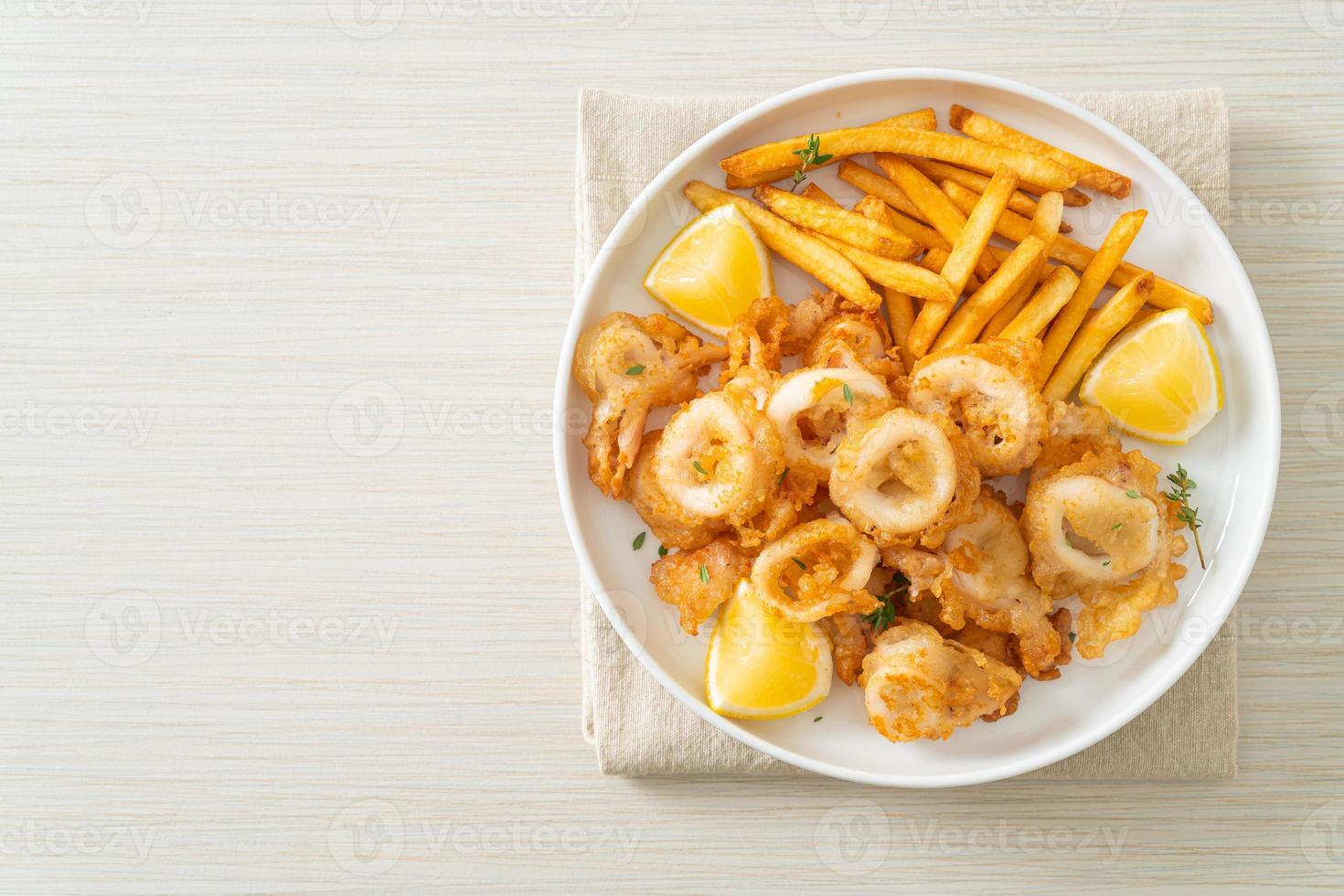 Calamari - gebratener Tintenfisch oder Oktopus mit Pommes foto