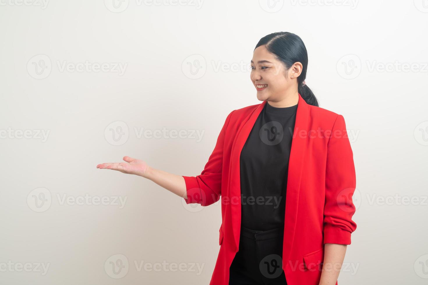 asiatische Frau mit Hand präsentiert auf weißem Hintergrund foto
