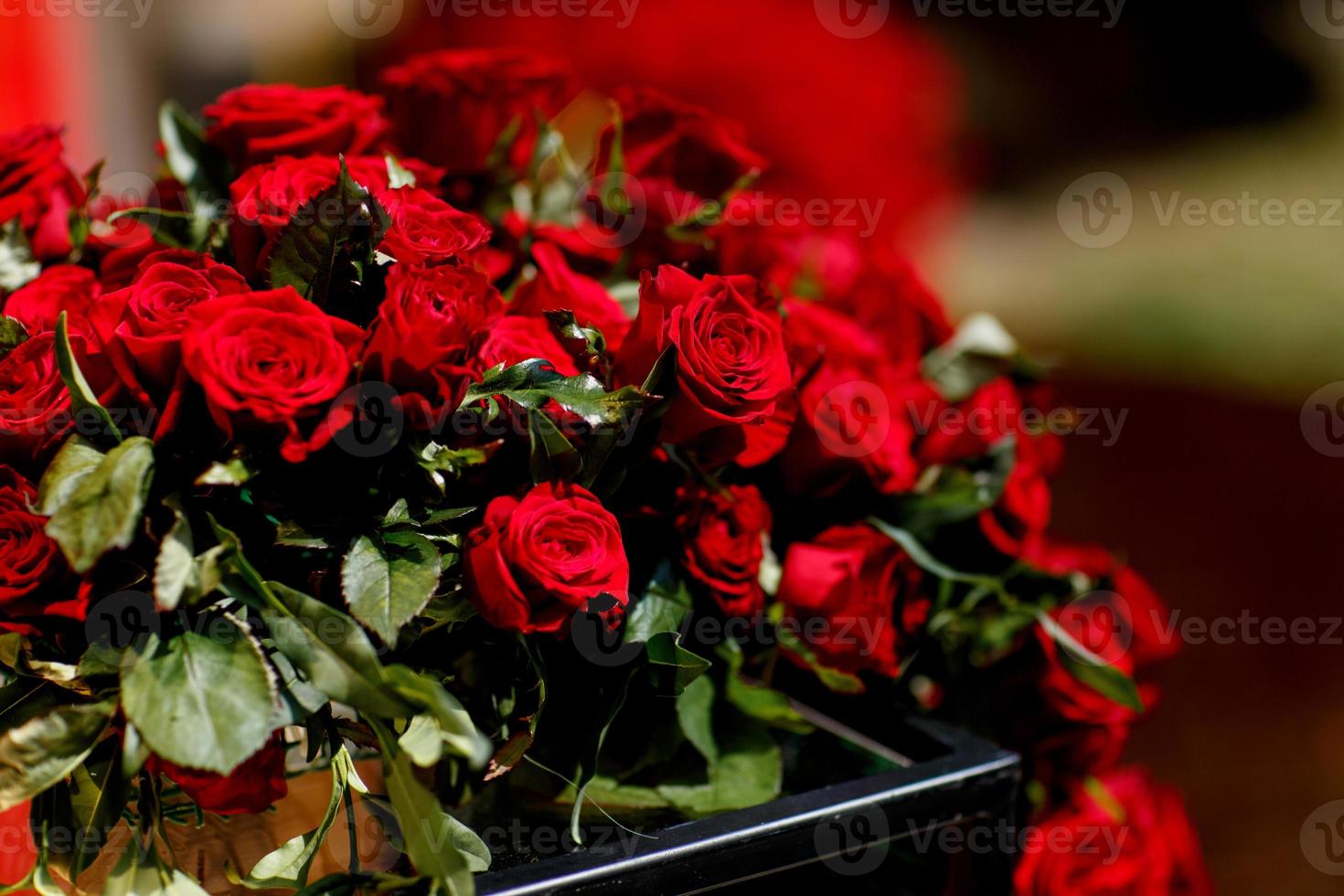 Strauß roter Rosen in einem dekorativen Hochzeitsarrangement. selektiver Fokus foto