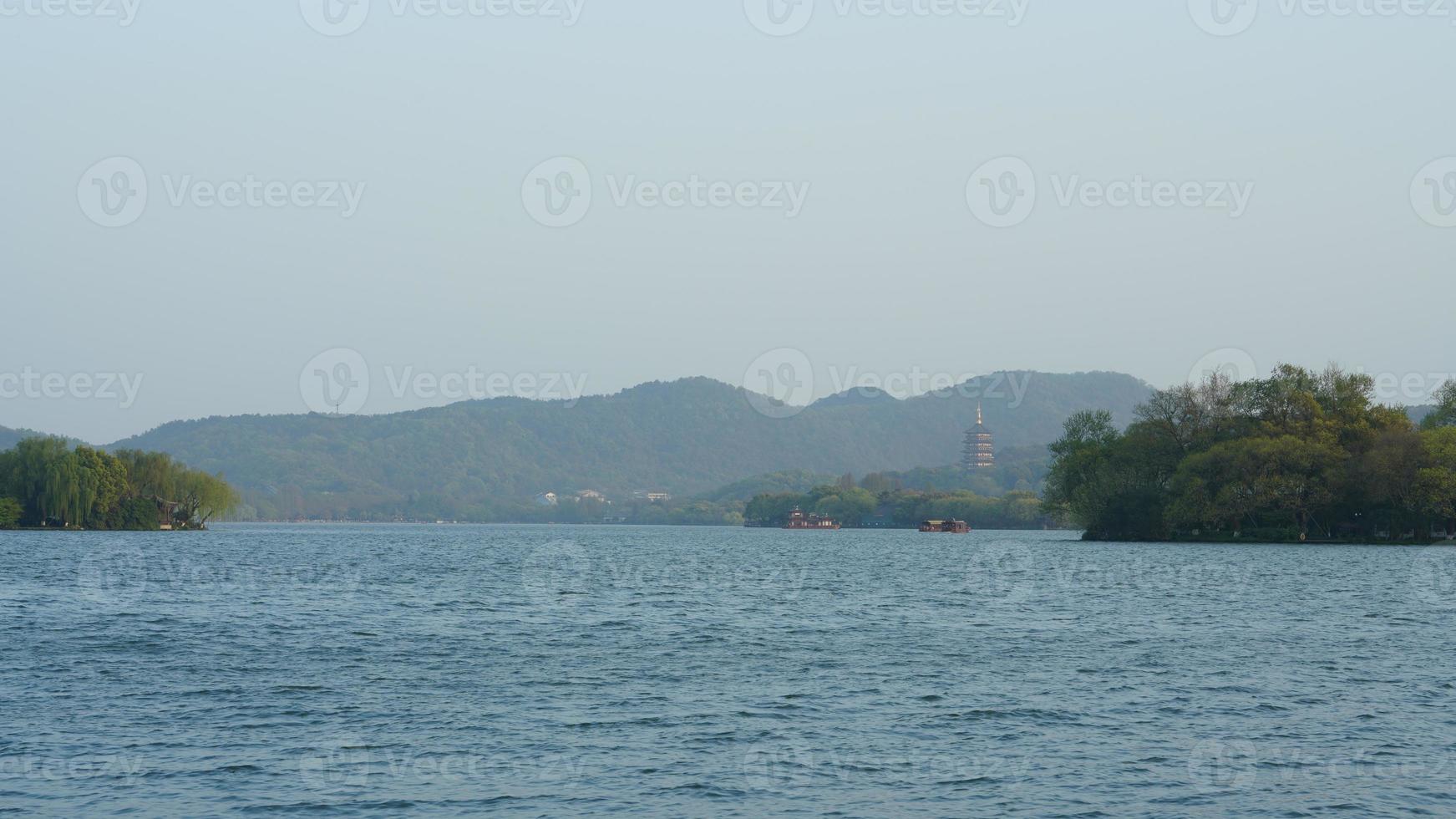 die wunderschönen Seenlandschaften in der chinesischen Stadt Hangzhou im Frühling mit dem friedlichen See und den frischen grünen Bergen foto