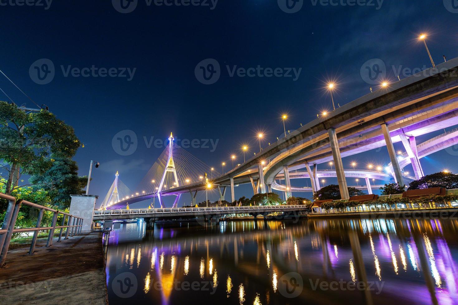 Bhumibol-Hängebrücke überqueren den Fluss Chao Phraya in Bangkok, Thailand am Abend. ist eine der schönsten Brücken Thailands. selektiver Fokus. foto