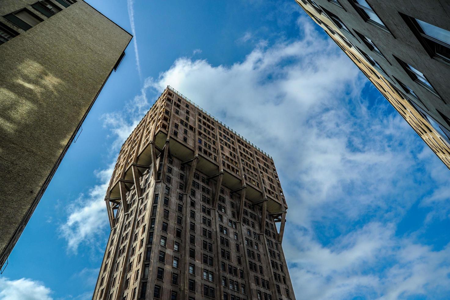 Mailand Italien 2012 Torre Velasca di Milano von unten gesehen foto