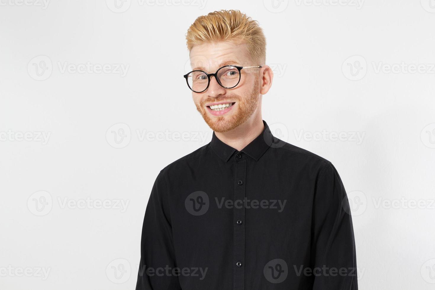 junges Lächeln rothaariger Mann mit Brille lächelnd isoliert auf weißem Hintergrund. foto