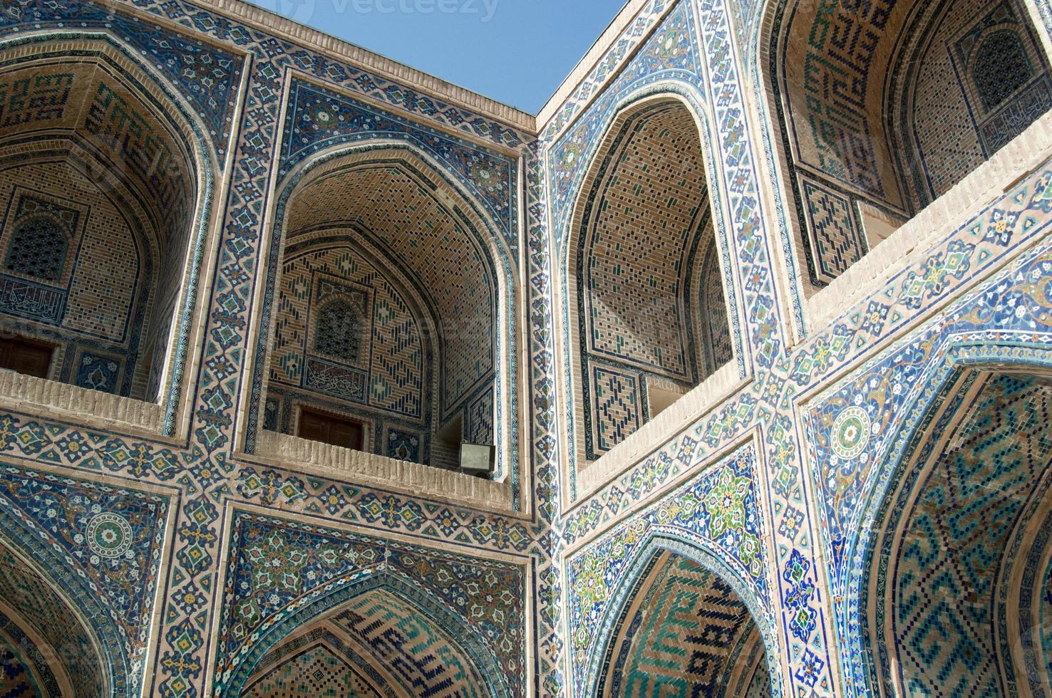der bogen und die äußere gestaltung des alten registan in samarkand. antike architektur zentralasiens foto