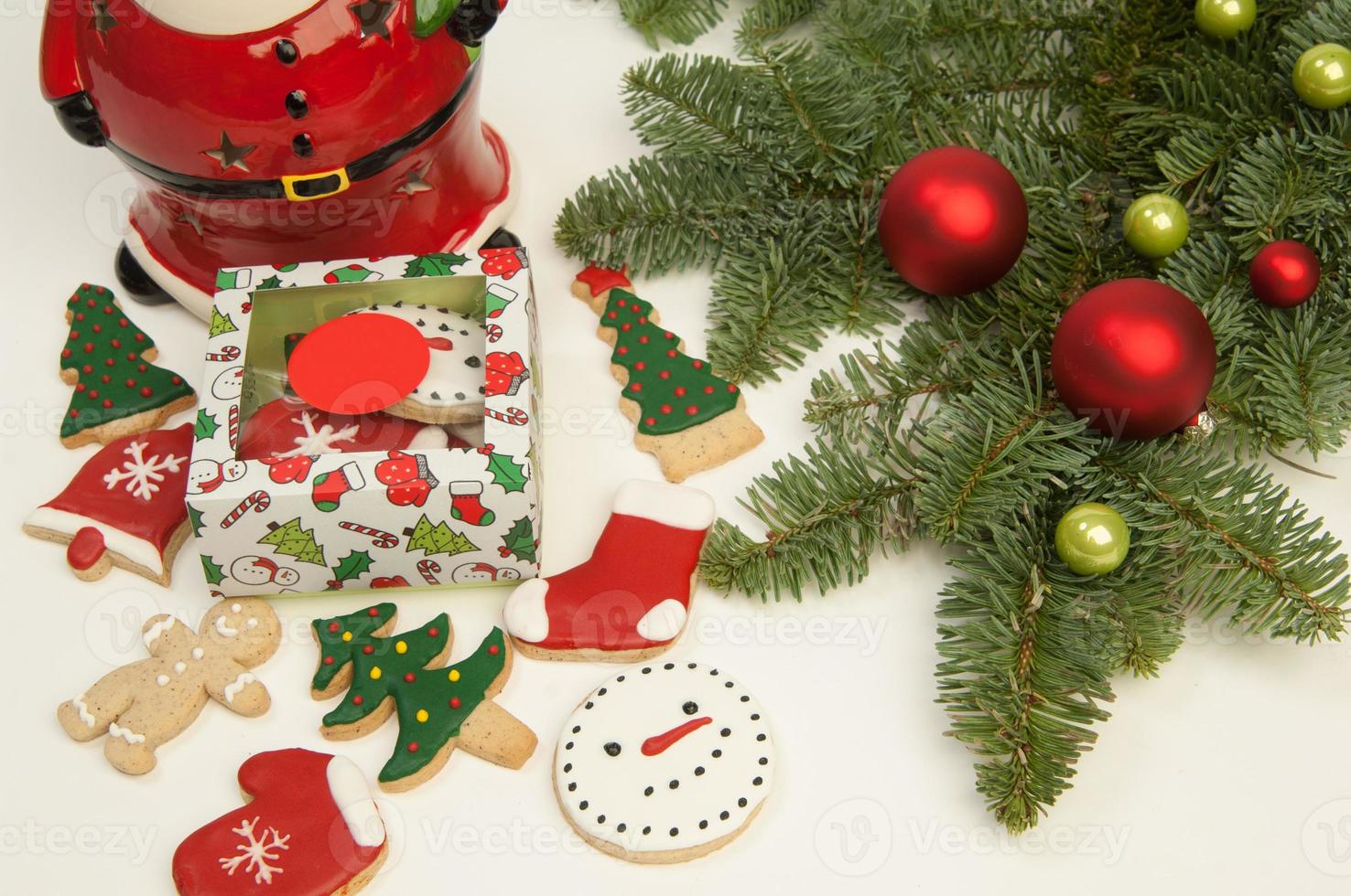 neues jahr weihnachten weihnachtsmann mit keksen und einem weihnachtsbaum auf weißem hintergrund foto