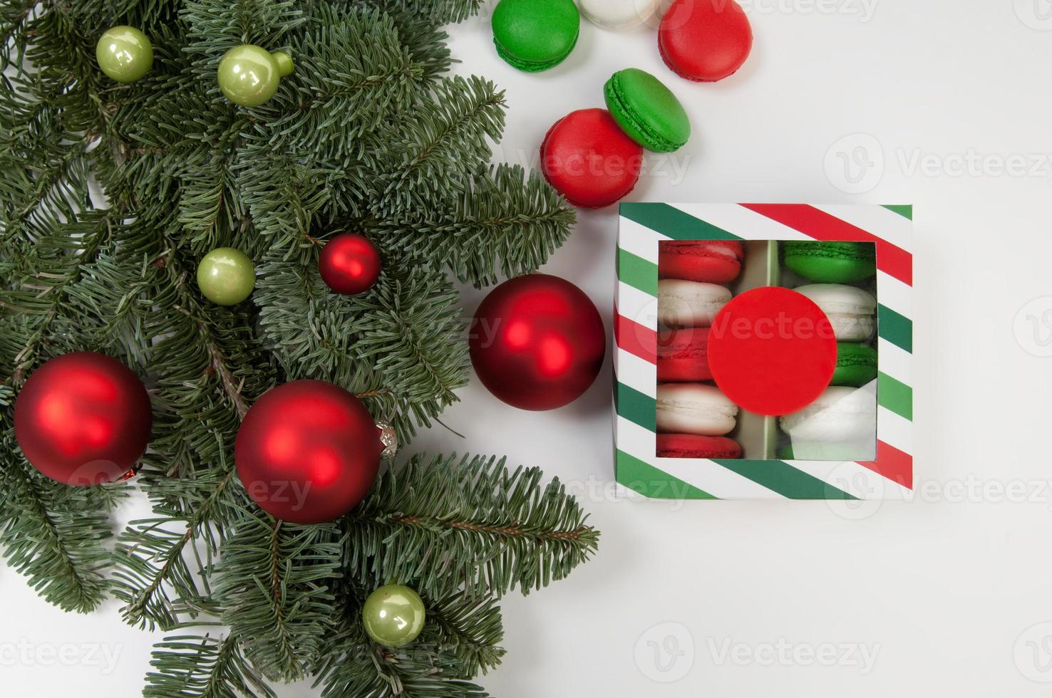 Neujahr Weihnachtsplätzchen und Weihnachtsschmuck mit einem Tannenbaum auf weißem Hintergrund foto