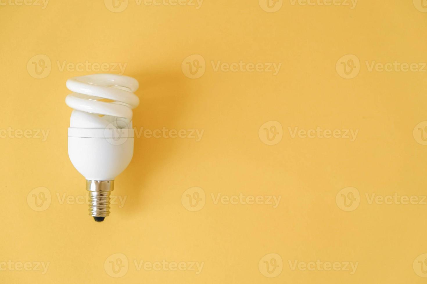 LED-Glühbirne auf gelbem Hintergrund foto