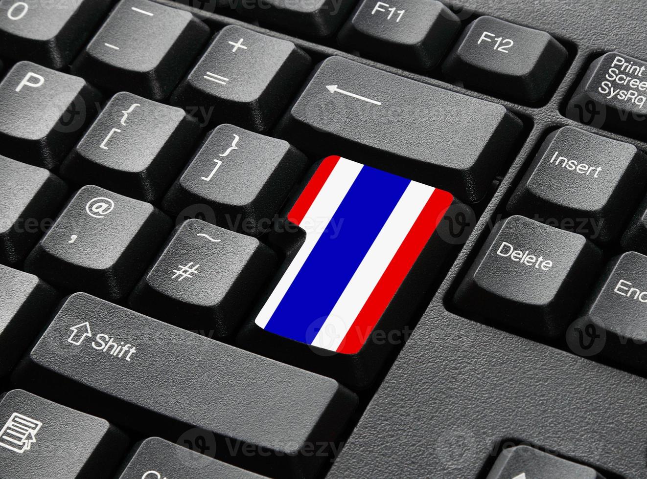 eine schwarze Tastatur mit Taste in Flaggenfarben für Thailand foto