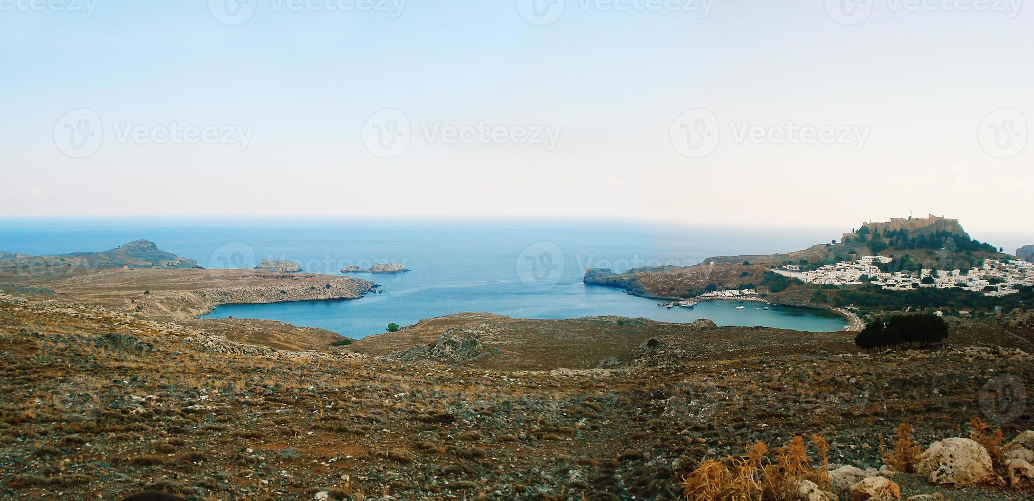 Panoramablick auf die Bucht der weißen Stadt Lindos, Rhodos, bei Sonnenuntergang foto