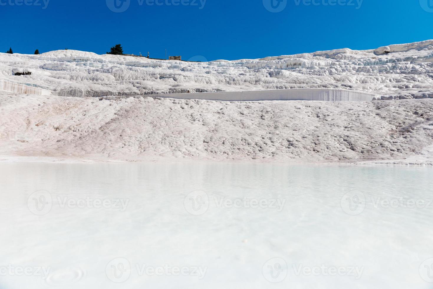 natürliche travertinpools und terrassen in pamukkale, türkei. pamukkale, was auf Türkisch Baumwollburg bedeutet. foto