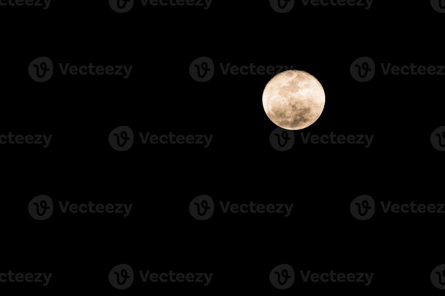 Vollmond über dunkelschwarzem Himmel in der Nacht. elegantes Design mit Kopienraum für die Platzierung Ihres Textes foto