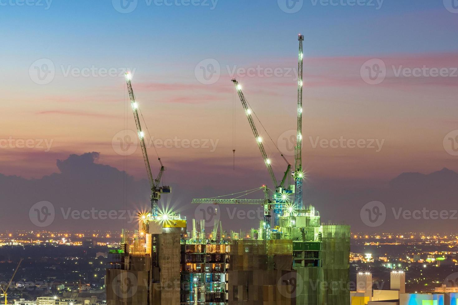 Baustelle beschäftigt zu Beginn des Baus des neuen komplexen Infrastrukturprojekts in der Dämmerung. foto