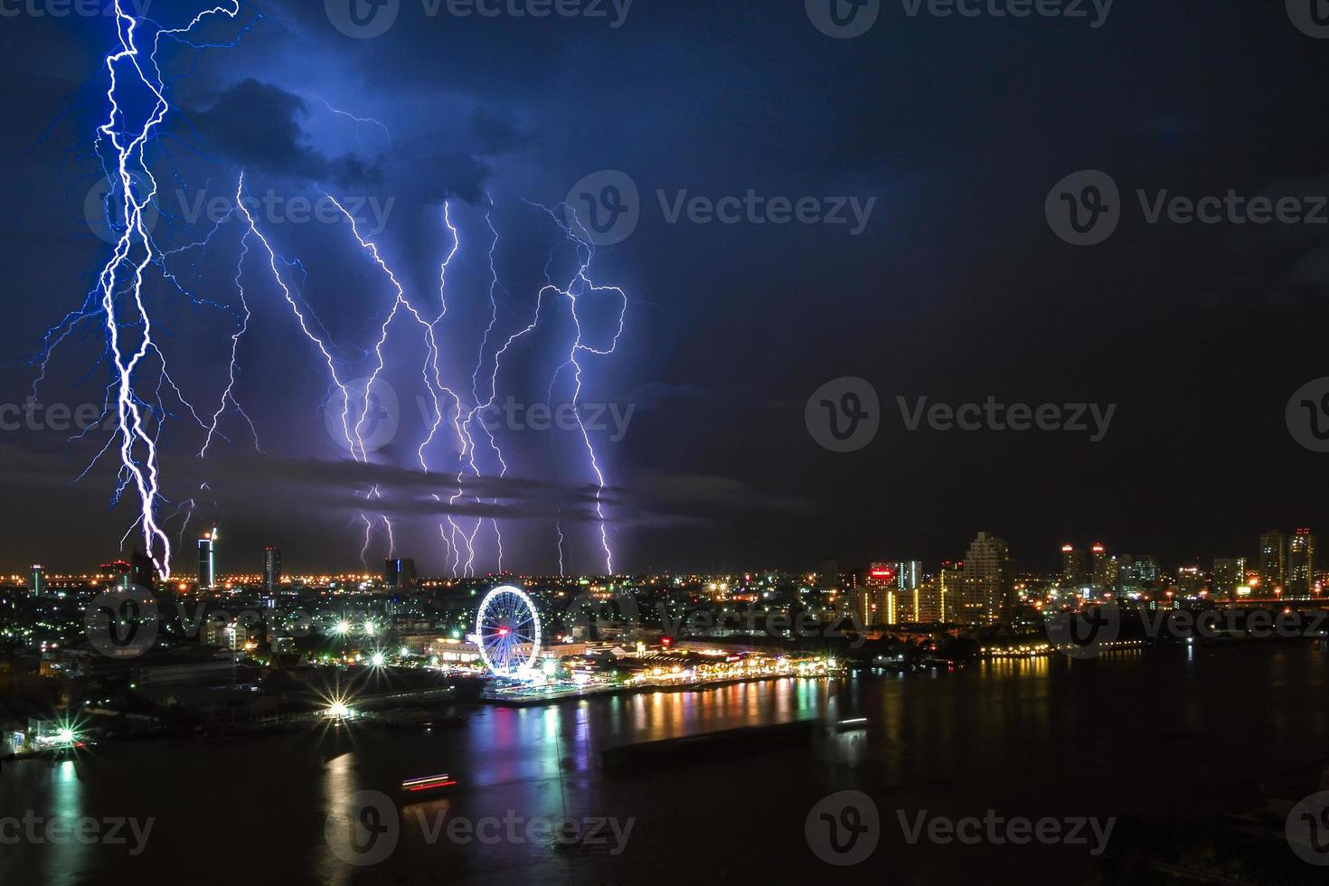 Gewitter Blitzschlag am dunklen bewölkten Himmel über dem Geschäftsgebäude in Bangkok, Thailand. foto