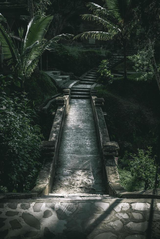 Steinbrücke im heiligen Tempel in Bali Indonesien foto