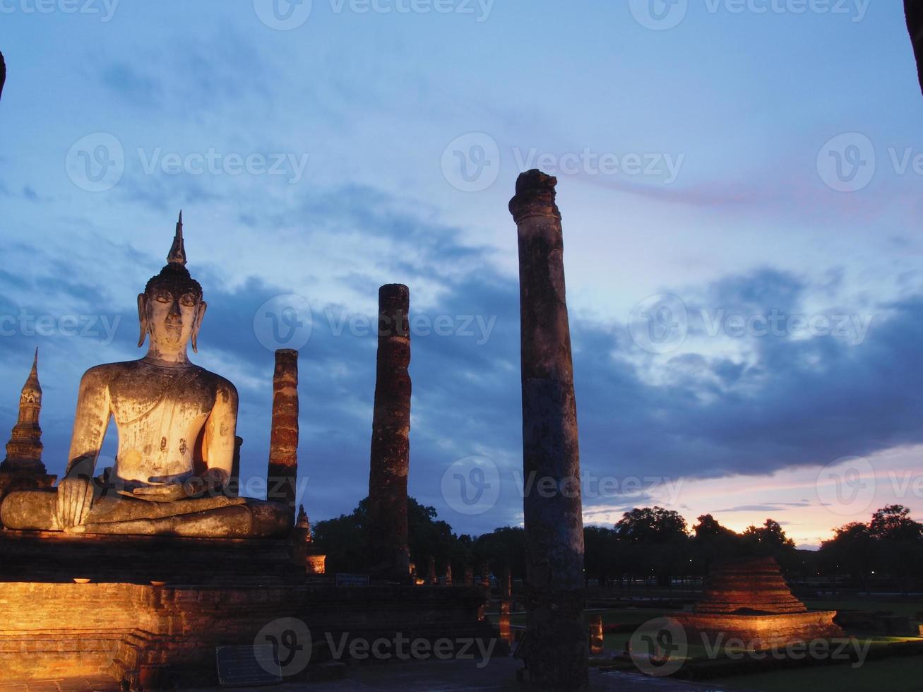 Wat Mahathat Tempel Die Provinz Sukhothai ist ein Tempel in der Gegend von Sukhothai seit der Antike Wat Mahathat befindet sich im Weltkulturerbe des historischen Parks von Sukhothai. foto