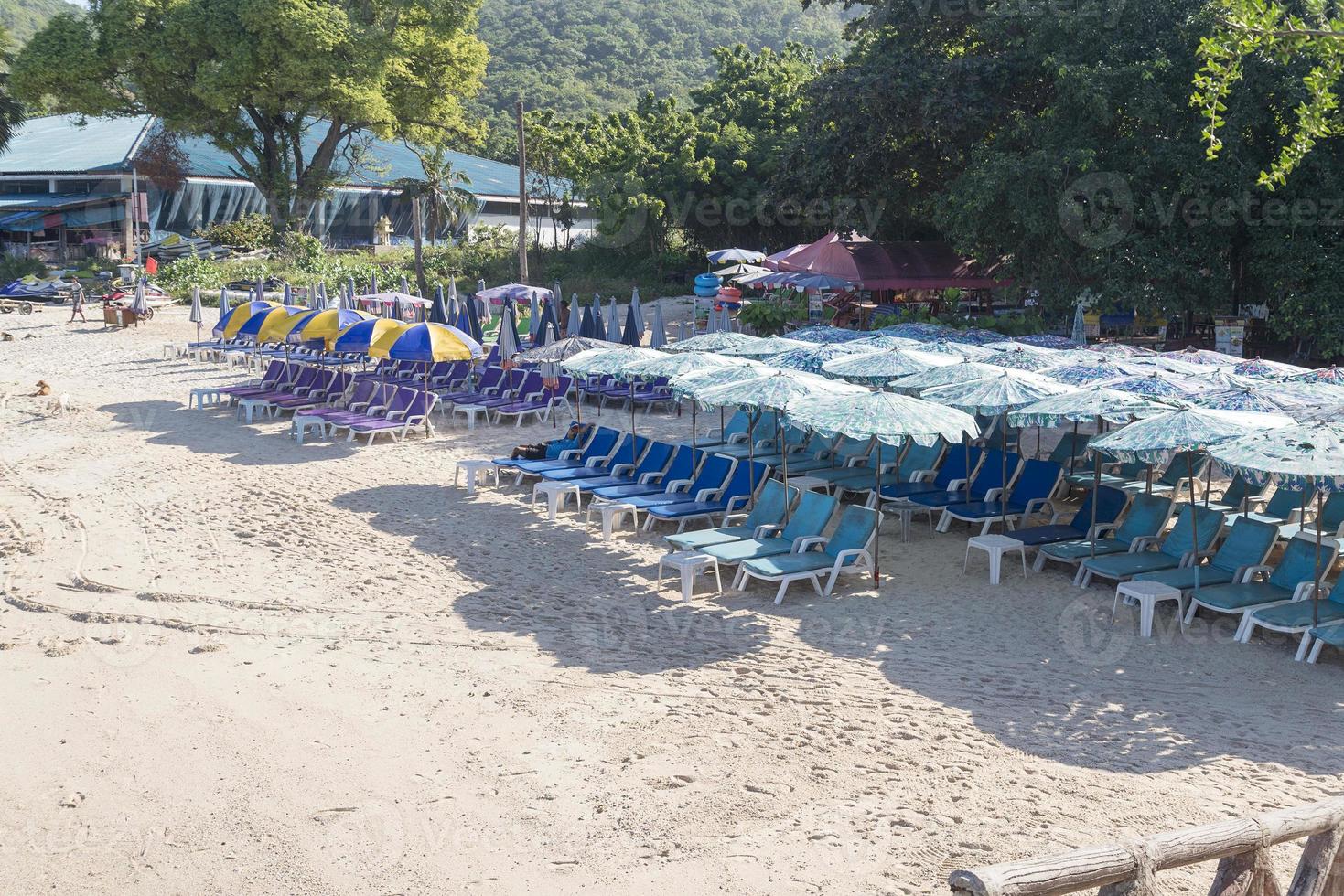 die Sonnenliegen am Strand. foto