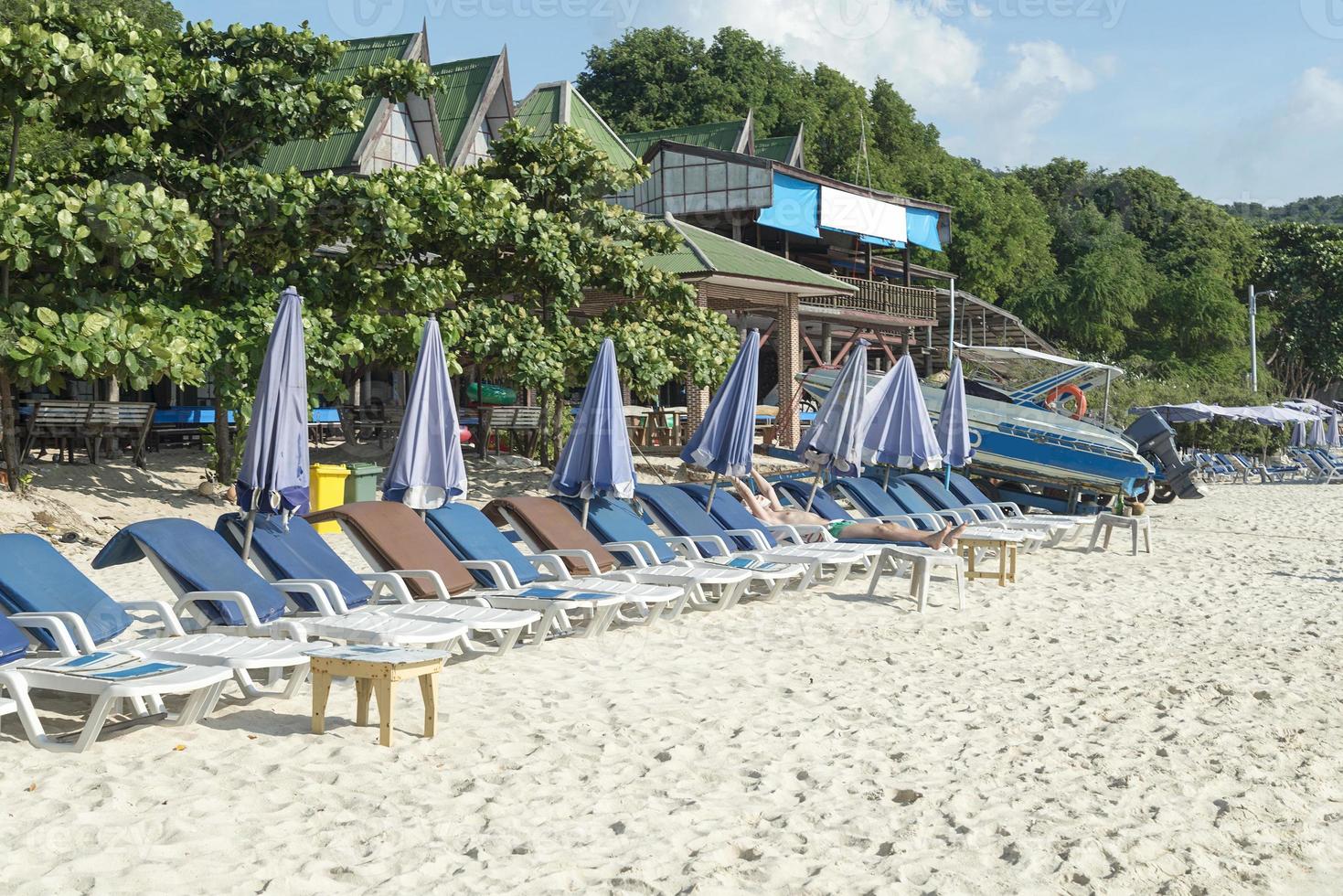 die Sonnenliegen am Strand. foto