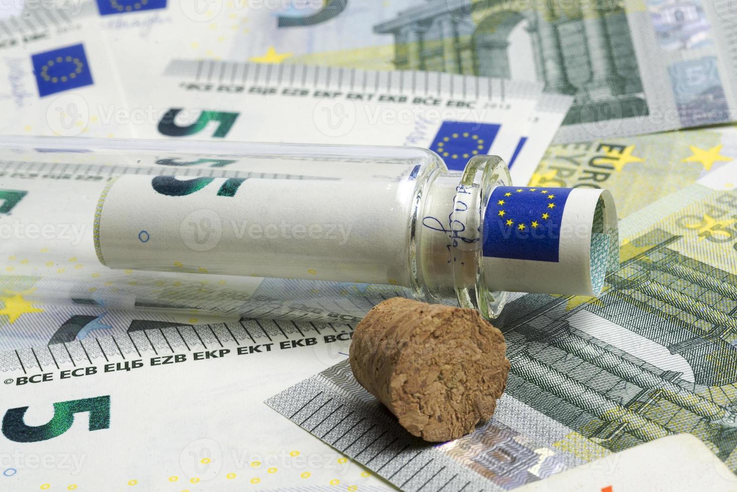 Banknote mit Würde fünf Euro in einer Glasbirne. foto
