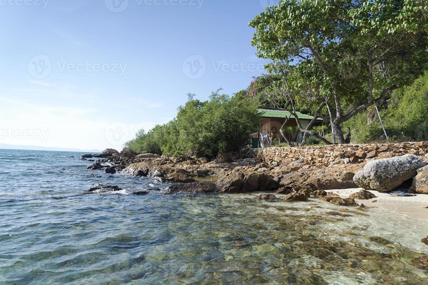 Strand mit Sand und Kieselsteinen auf der Insel in Thailand. foto