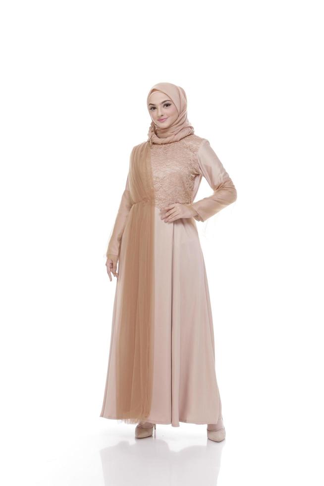 Ganzkörperporträt der Dame verwendet ein Hochzeitskleid, Hochzeits-Make-up auf Hijab. malaiisches oder indonesisches Hochzeitskleid, Beauty- oder Eidul-Fitri-Konzept. schöne südostasiatische muslimische frau posiert im islamkleid foto