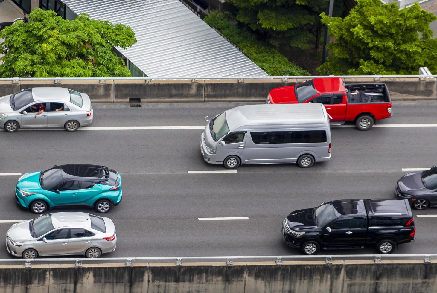 rush hour dichter verkehr in der metropole bangkok thailand. foto