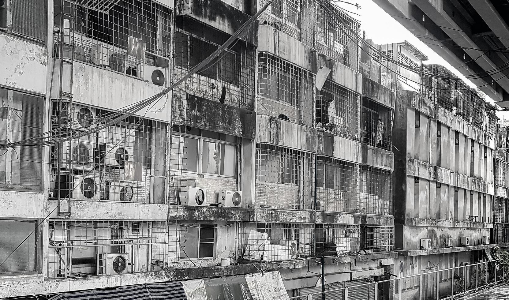 unansehnliche heruntergekommene arme schmutzige alte gebiete in bangkok thailand. foto