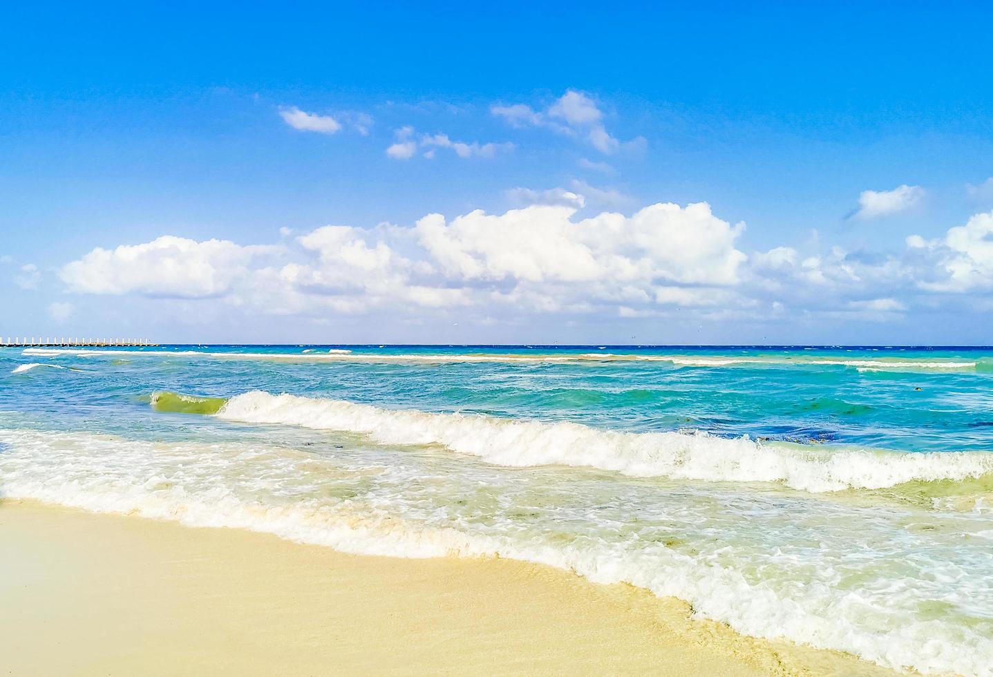 tropischer mexikanischer Strand klares türkisfarbenes Wasser Playa del Carmen Mexiko. foto