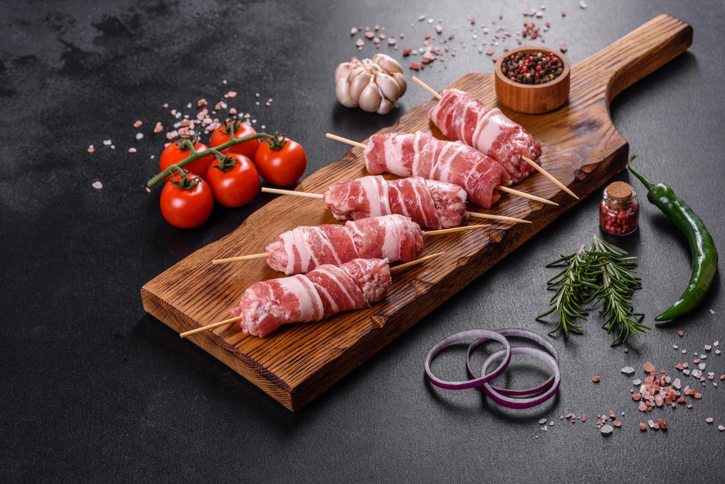 ein köstliches Gericht aus Schweinehackfleisch, umwickelt mit köstlichen Speckstücken foto