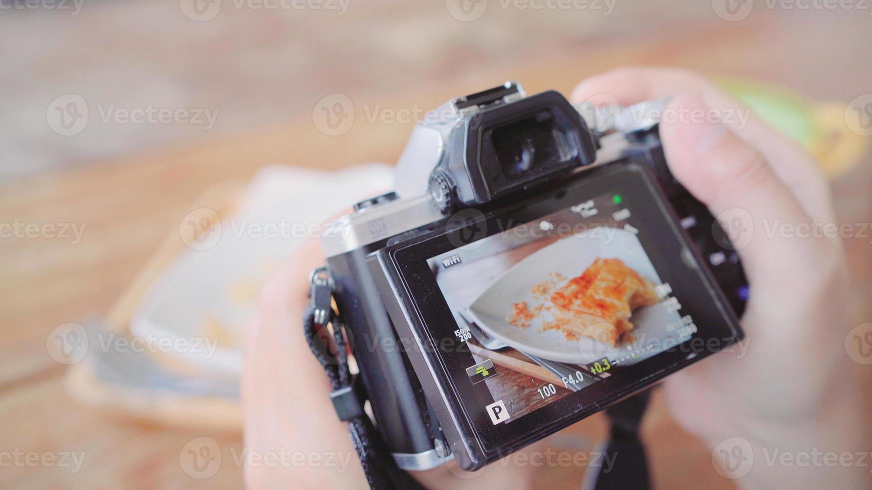 Food-Blogger-Asiatin mit Kamera für Foto-Dessert, Brot und Getränke beim Sitzen am Tisch im Café. Lifestyle schöne Frauen entspannen sich bei Coffee-Shop-Konzepten. foto