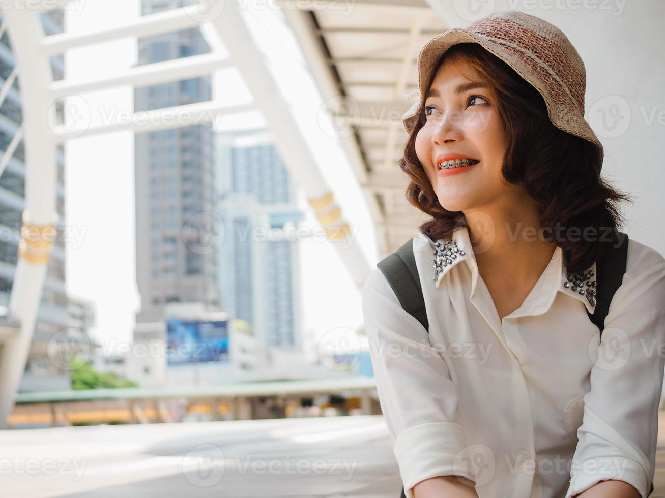 attraktives junges lächelndes asiatisches Frau-Außenporträt in der realen Personenserie der Stadt. Outdoor-Lifestyle-Modeporträt des glücklich lächelnden asiatischen Mädchens. Sommer Outdoor Glück Portrait Konzept. foto