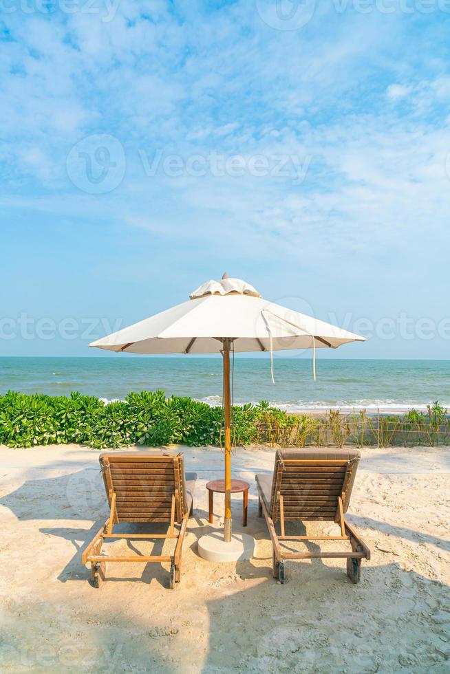 Regenschirm mit Strandkorb und Ozean-Meer-Hintergrund foto