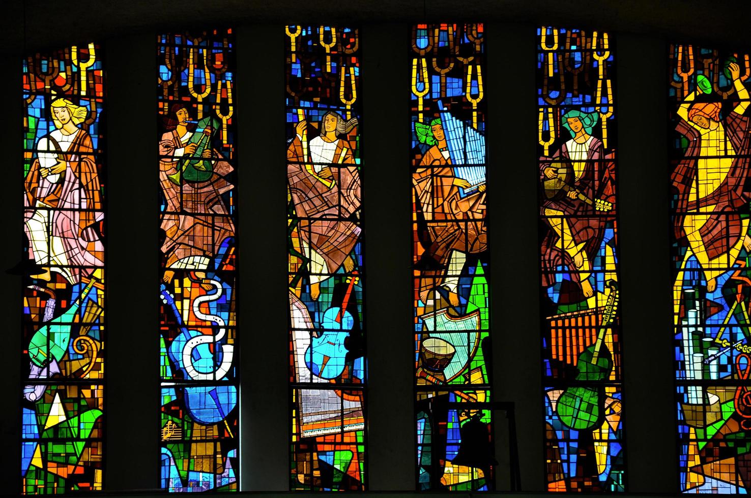 Niteroi, Brasilien - 26. Januar 2013. Glasfenster mit religiösen Bildern in der Kirche Santuario das Almas, in der Küstenstadt Niteroi. befindet sich im bundesstaat rio de janeiro im südwesten brasiliens foto
