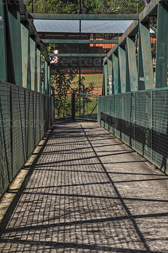 Blick auf die Eisenbrücke über den kleinen Fluss am Monte Alegre do Sul. auf dem land des bundesstaates sao paulo, einer region, die reich an landwirtschaftlichen und viehprodukten ist, brasilien. foto