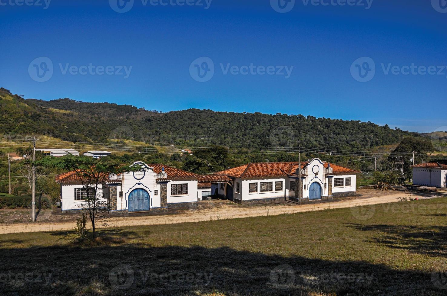 Blick auf das typische Architekturhaus der Region, in der Nähe des Monte Alegre do Sul. auf dem land des bundesstaates sao paulo, einer region reich an landwirtschaftlichen und viehprodukten, südwestbrasilien foto