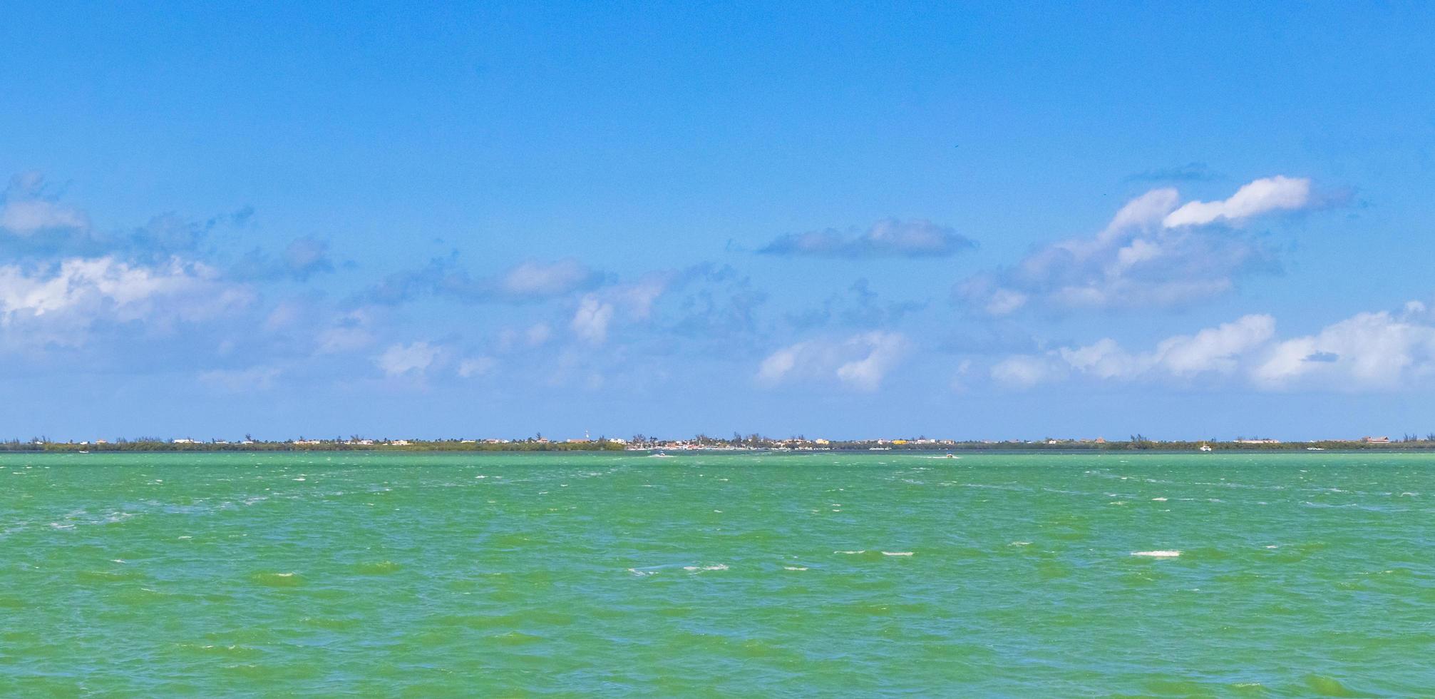 Panorama-Landschaftsblick auf schöne Holbox-Insel türkisfarbenes Wasser Mexiko. foto