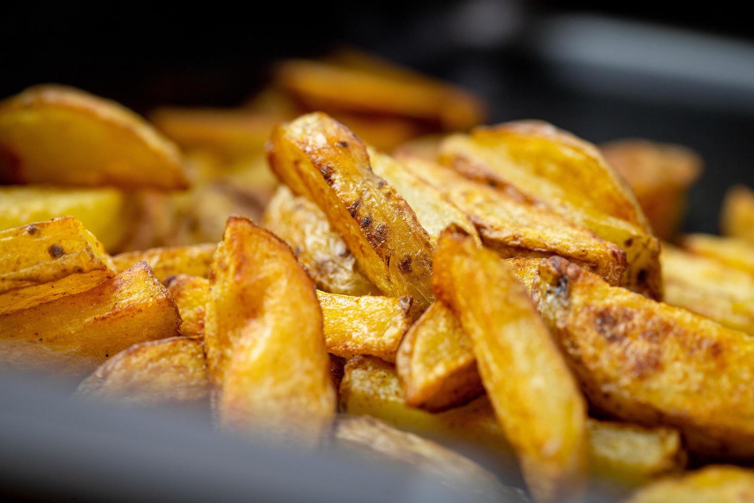 goldene, hausgemachte, grob geschnittene Kartoffel-Pommes. foto